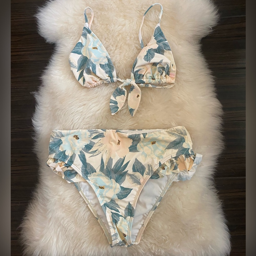 Brand new billabong bikini. Never worn!